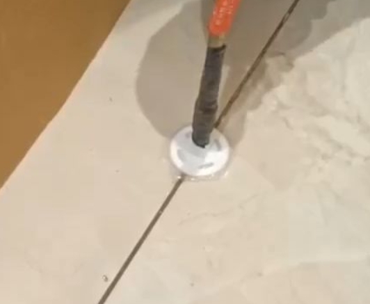 巴林左瓷砖空鼓维修公司专业解答瓷砖在铺贴过程中，如果没有涂抹均匀到位的粘结材料（如水泥砂浆或瓷砖胶），可能会导致以下问题